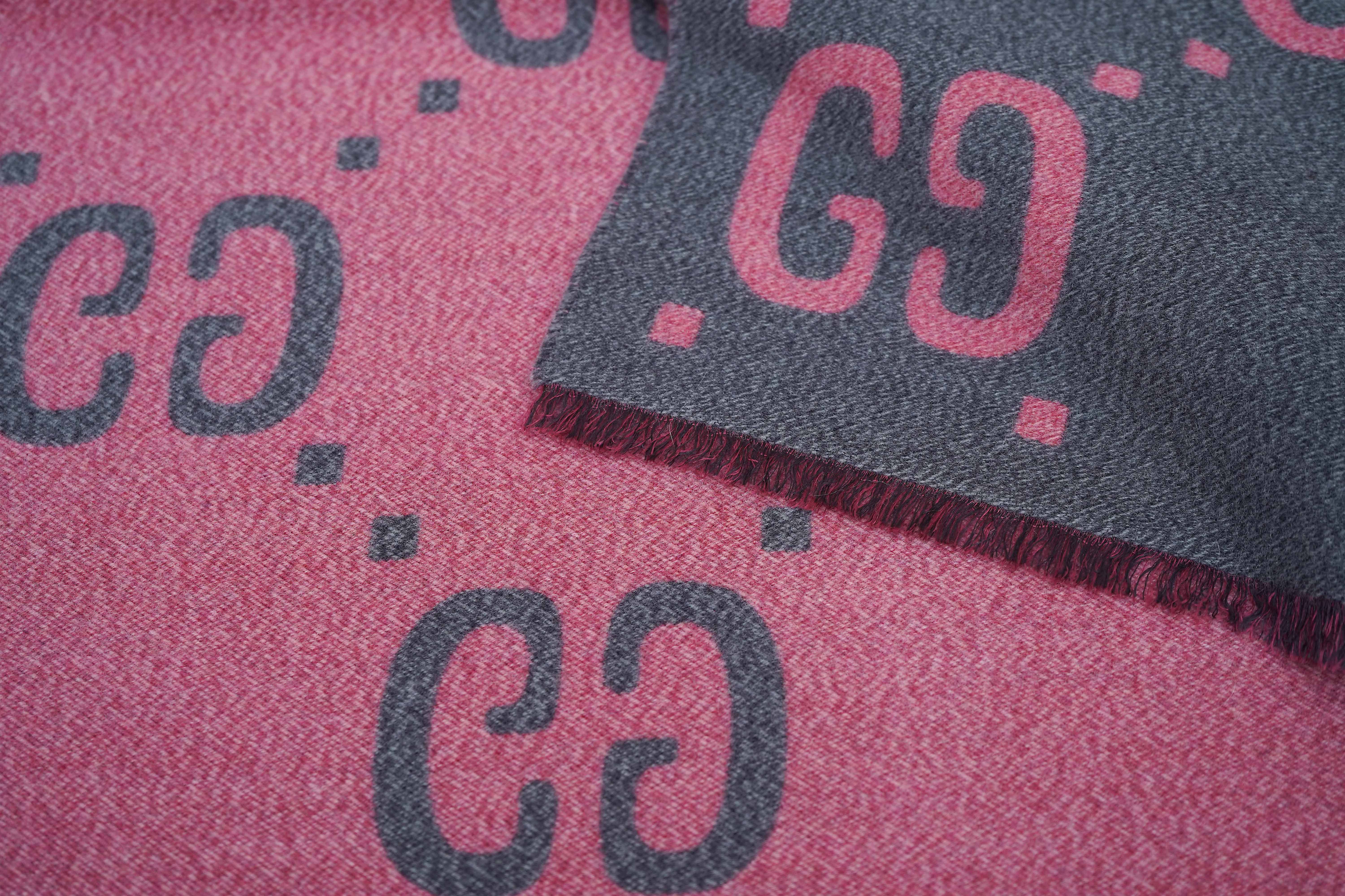 Gucci Jacquard Wool & Silk Grey Scarf (Pre-owned)