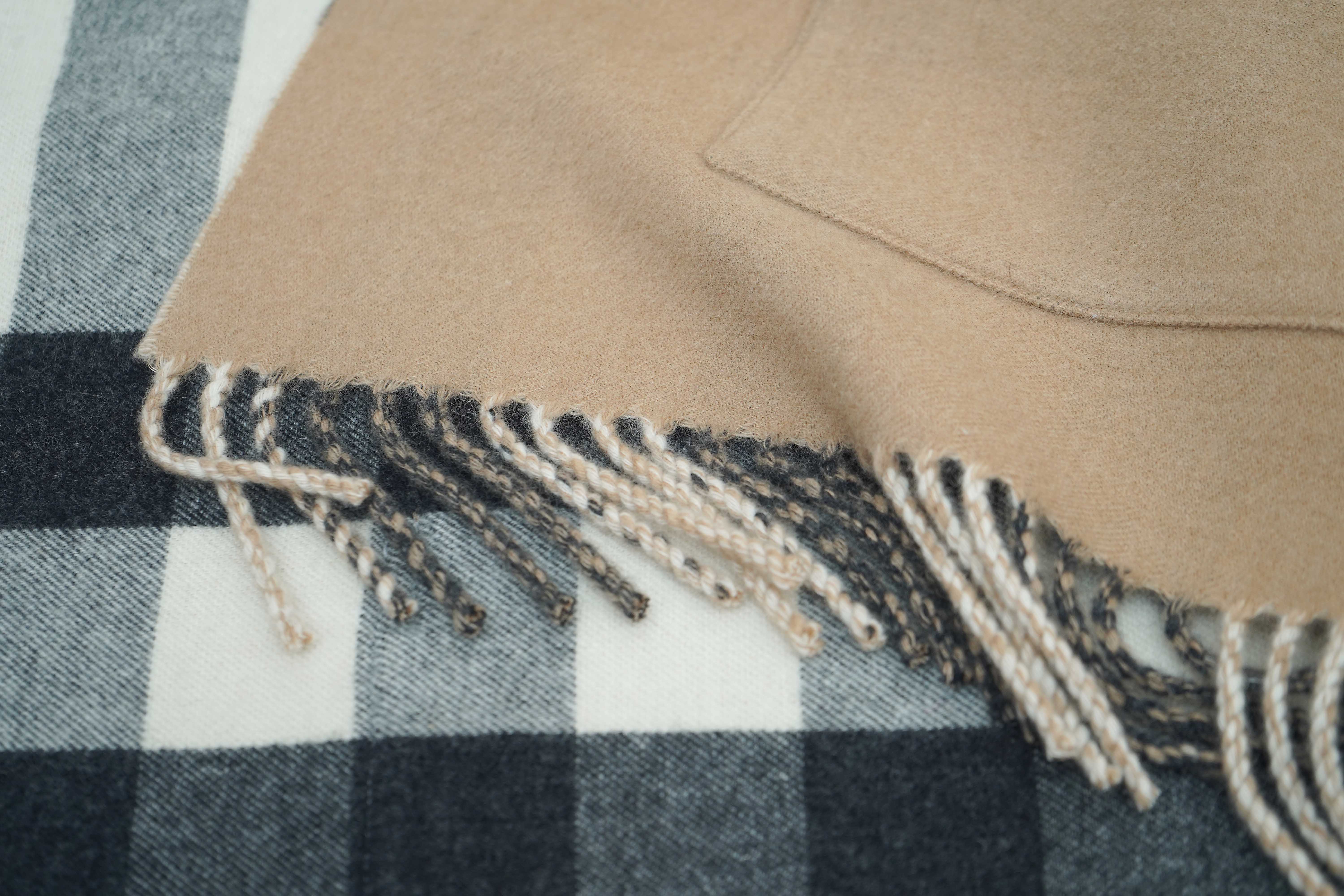 Burberry St Helene Beige Cashmere Blend Reversible Check Scarf (Pre-owned)