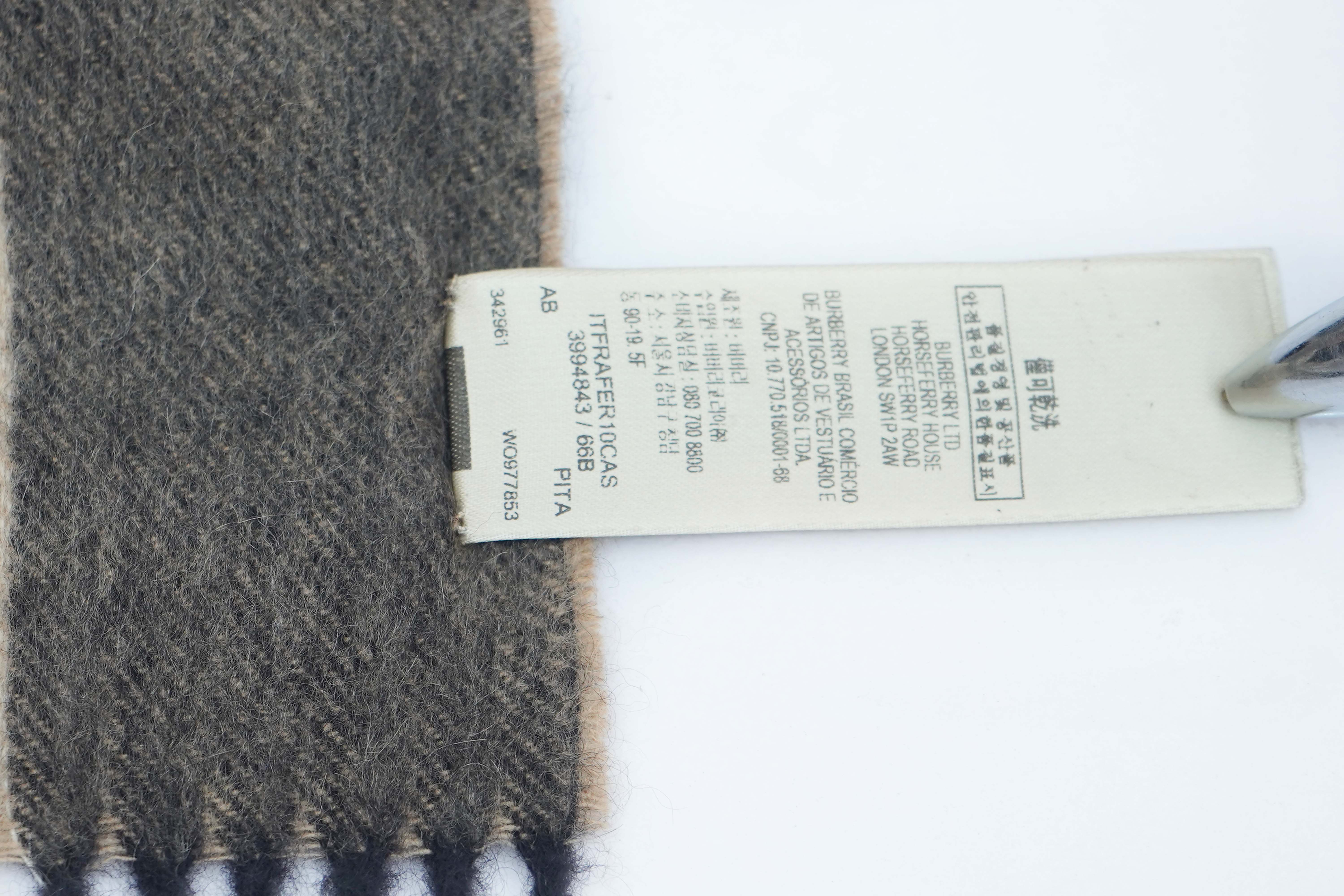 Burberry Cashmere Beige Plaid Print Scarf (Pre-owned)