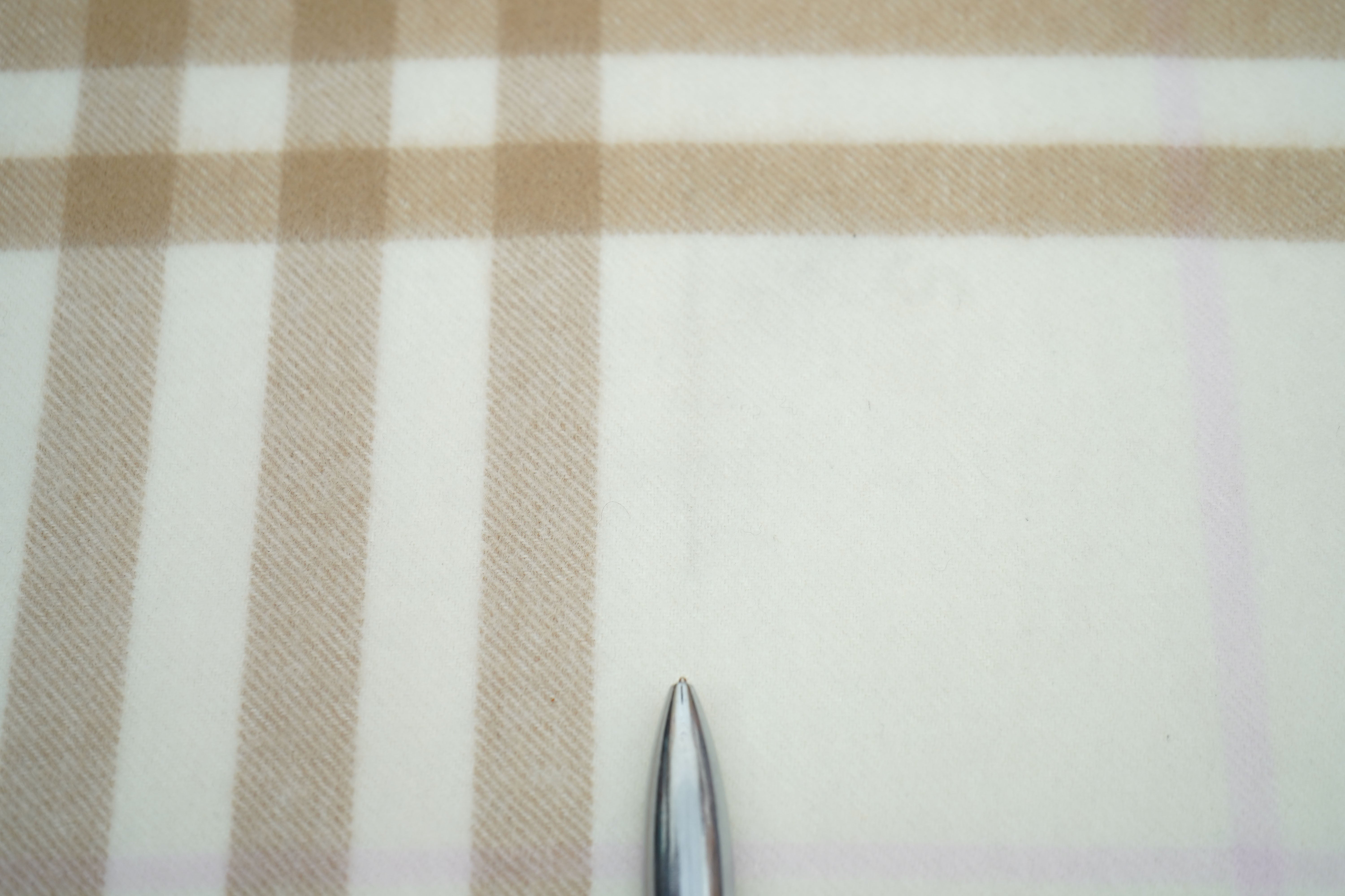 Burberry White Alabaster Classic Check Cashmere scarf (Pre-Owned)